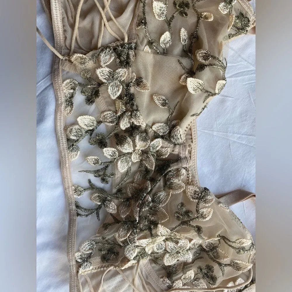 embroidered tulle interior set, completely new